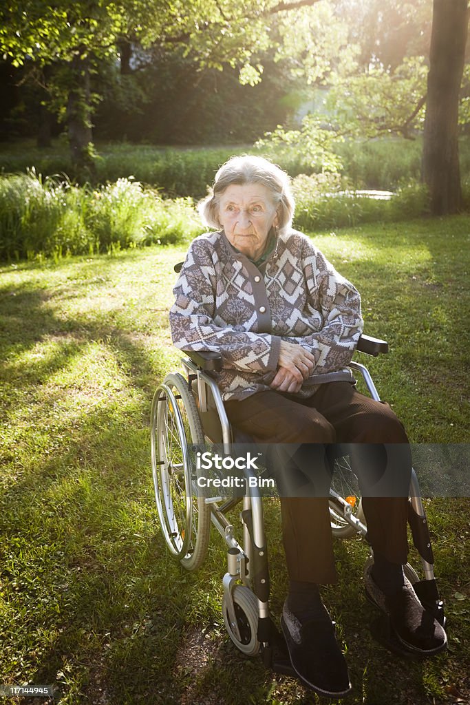 Mujer Oldery descansar en la sombra de los árboles - Foto de stock de Esclerosis múltiple libre de derechos