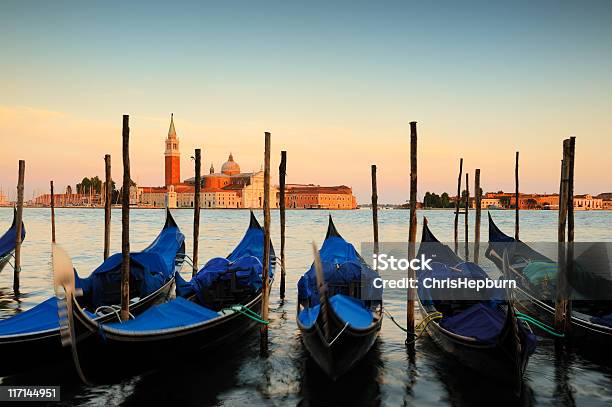 Gondole Al Tramonto Venezia Italia - Fotografie stock e altre immagini di Acqua - Acqua, Ambientazione esterna, Basilica di San Giorgio Maggiore