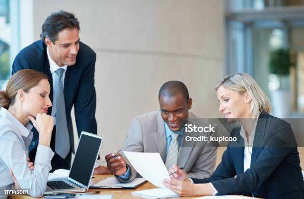 Geschäftsleute Im Gespräch Bei Einem Meeting Stockfoto und mehr Bilder von Afro-amerikanischer Herkunft - Afro-amerikanischer Herkunft, Anzug, Bürojob