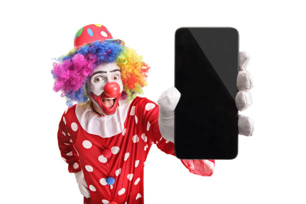 palhaço feliz que mostra um telefone móvel - clown circus telephone humor - fotografias e filmes do acervo