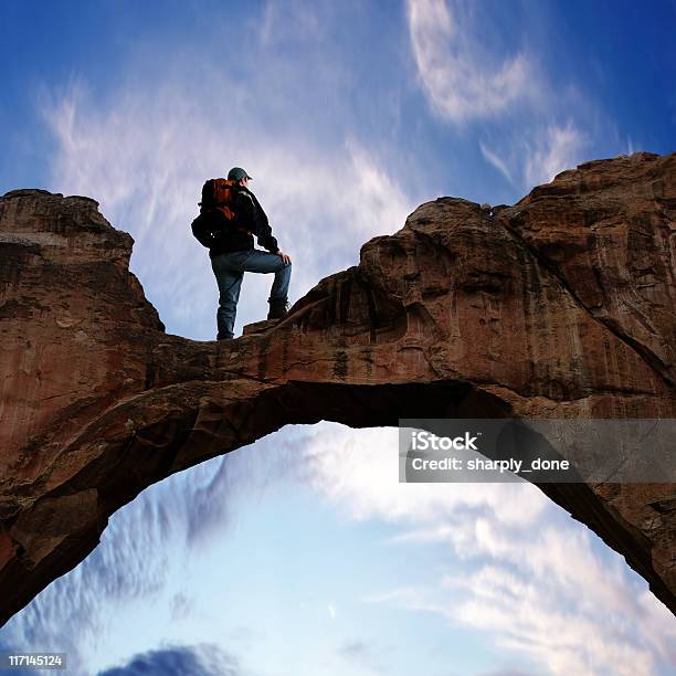 Xxxl Homem De Pé No Arco - Fotografias de stock e mais imagens de Admirar a Vista - Admirar a Vista, Adulto, Ao Ar Livre