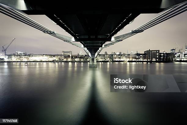Foto de Sob A Ponte e mais fotos de stock de Casa - Casa, Londres - Inglaterra, Millennium Bridge