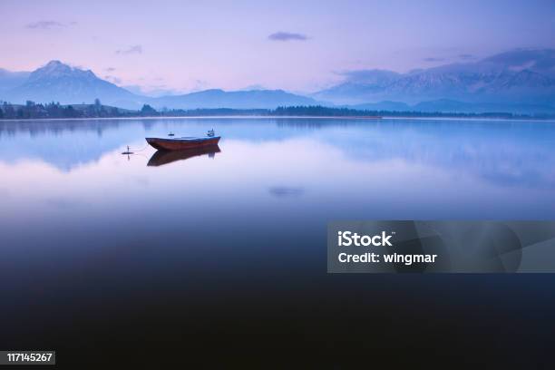 Ruhige Szene Mit Einem Boot Am See Lake Inawashiro Stockfoto und mehr Bilder von Allgäu - Allgäu, Alpen, Bayern