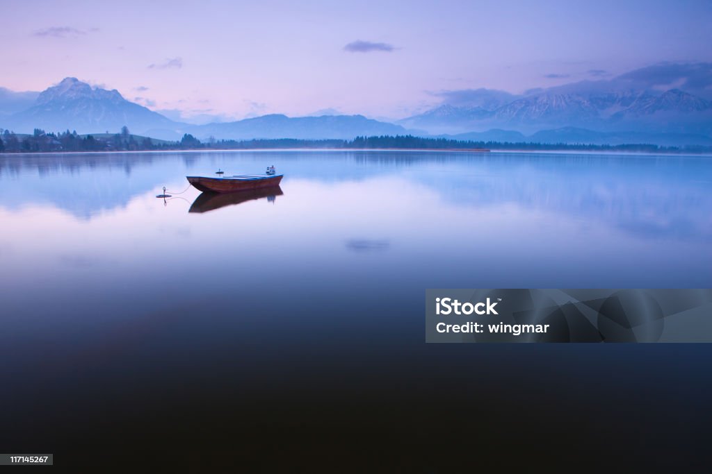 Spokojna sceneria z łodzi na jezioro hopfensee - Zbiór zdjęć royalty-free (Allgäu)