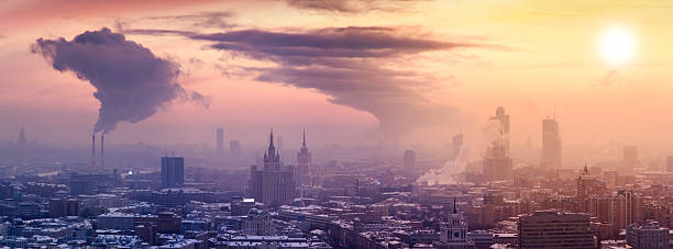 zima moskwa miejski pejzaż o zachodzie słońca. panoramicznym widok - biały dom moskwa zdjęcia i obrazy z banku zdjęć