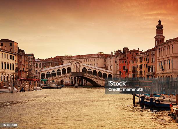 Puente De Rialto En Venecia Foto de stock y más banco de imágenes de Puente de Rialto - Puente de Rialto, Venecia - Italia, Amanecer