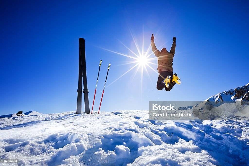 Happy alpine Skifahrer jumping in air auf der obersten - Lizenzfrei Abenteuer Stock-Foto