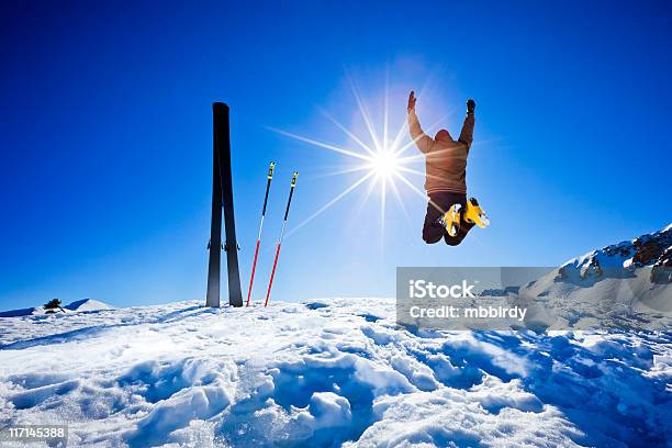 Photo libre de droit de Skieur Alpin Heureuse Sautant En Lair Sur Le Toit banque d'images et plus d'images libres de droit de Activité - Activité, Activité de loisirs, Adulte