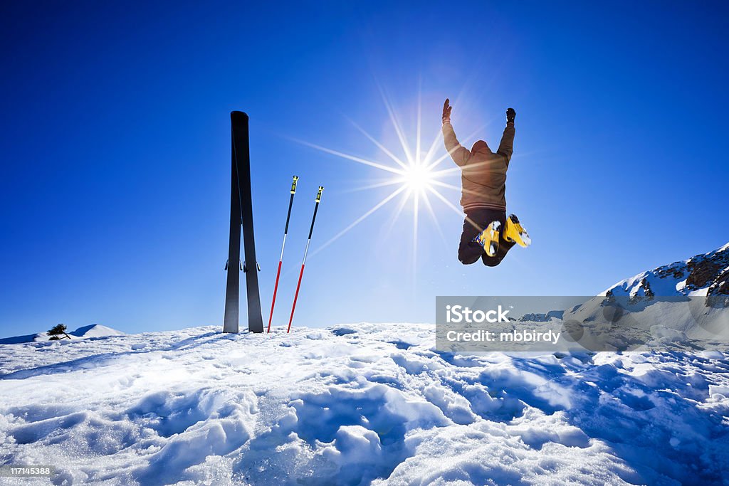 Счастливый горных лыжах прыгать в воздухе на верхнем - Стоковые фото Активный образ жизни роялти-фри