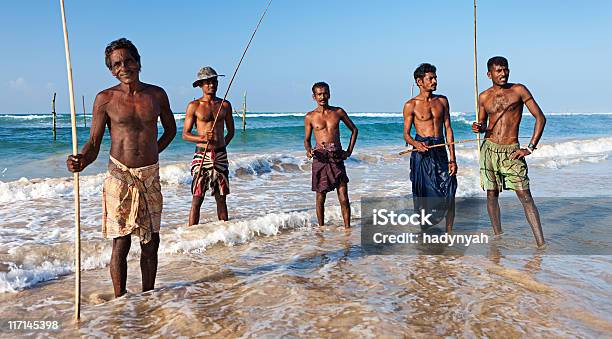A Pernalonga Pescadores No Trabalho No Sri Lanka Na Ásia - Fotografias de stock e mais imagens de Adulto