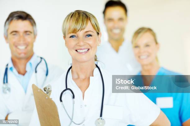 Linda Médica Com Sua Equipa - Fotografias de stock e mais imagens de Doutor - Doutor, Em Frente de, Grupo de Pessoas