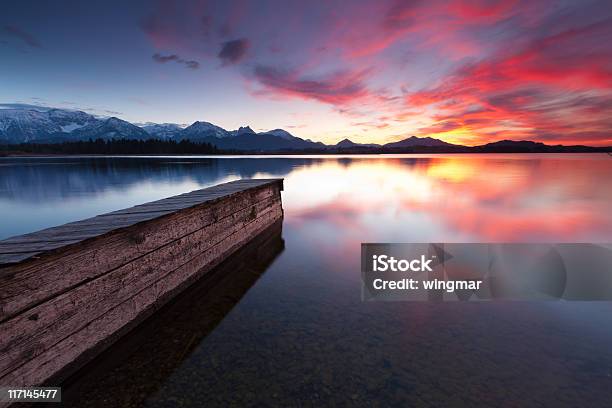 Tranquilo Atardecer En El Lago Hopfensee En Baviera Con Pier Alemania Foto de stock y más banco de imágenes de Colorido