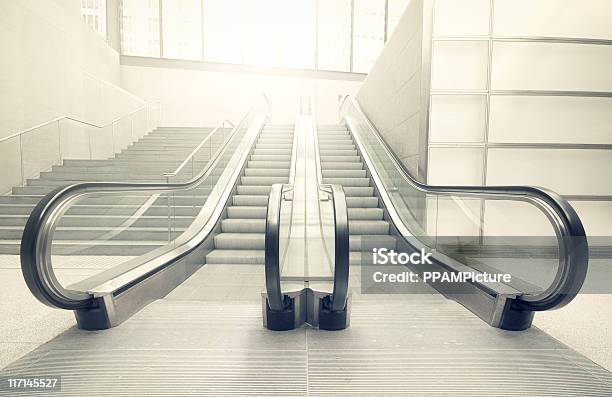 Rolltreppe In Der Sonne Stockfoto und mehr Bilder von Rolltreppe - Rolltreppe, Stufen, Treppe