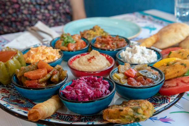 assiette de mezze de cuisine turque - kas photos et images de collection