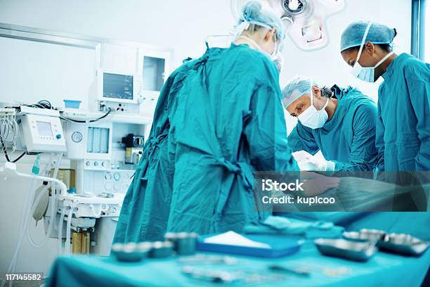 Operacja W Sali Operacyjnej - zdjęcia stockowe i więcej obrazów Chirurg - Chirurg, Operacja chirurgiczna, Bliski