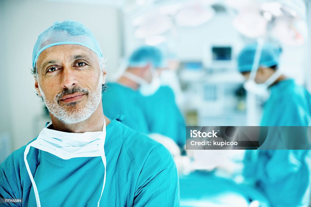 Doctor sonriente en Teatro de funcionamiento - Foto de stock de Cirujano libre de derechos