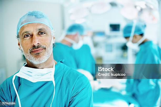 Doctor Sonriente En Teatro De Funcionamiento Foto de stock y más banco de imágenes de Cirujano - Cirujano, Retrato, Paciente