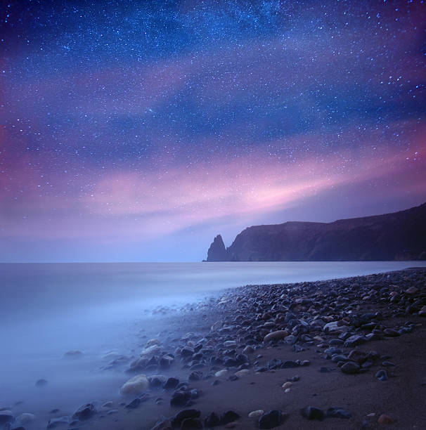 海の夜には星空の下で銀河系 - sky sea night tranquil scene ストックフォトと画像