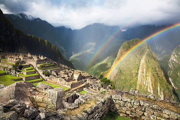 arco-íris duplo em machu picchu - mt huayna picchu - fotografias e filmes do acervo