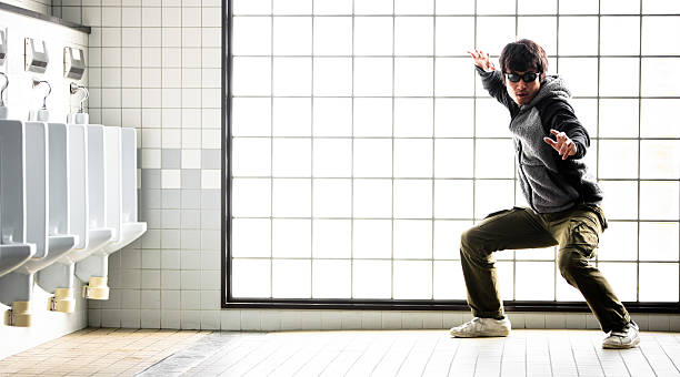 hüterin der pissoirs - ninja bizarre urinal kung fu stock-fotos und bilder
