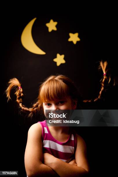 Feliz Niña De Pelo Roja Con Mallas Ascendente Sonriendo En Moon Foto de stock y más banco de imágenes de Niñas