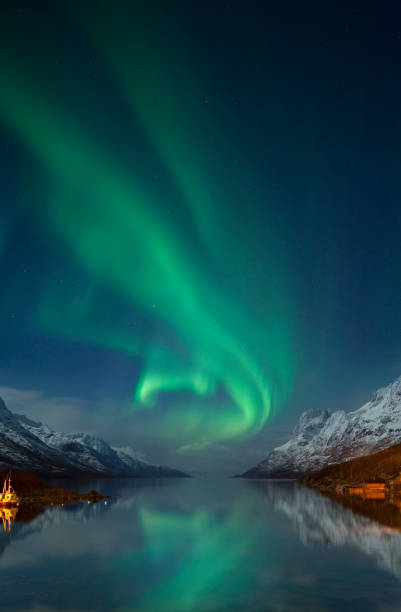 aurora boreal perto tromsønorway.kgm, ártico noruega. - tromso fjord winter mountain imagens e fotografias de stock