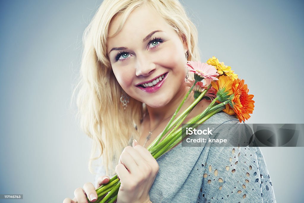 Donna con gerbera - Foto stock royalty-free di 25-29 anni