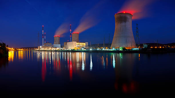 centrale nucléaire de panorama de nuit - tihange photos et images de collection