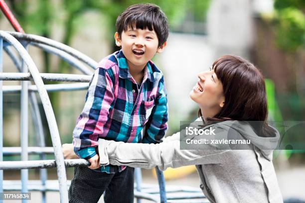 Szczęśliwy W Parku - zdjęcia stockowe i więcej obrazów Japończycy - Japończycy, 4 - 5 lat, Antropomorficzny