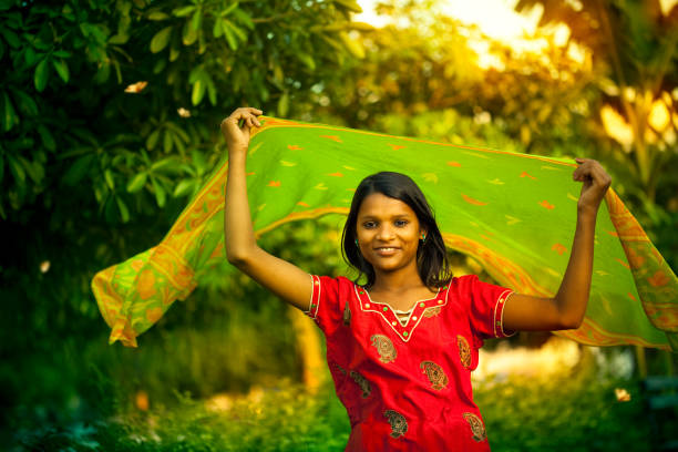 счастливый, сельских районах индийского девушка, танцы в естественной природной среде - india women butterfly indian ethnicity стоковые фото и изображения