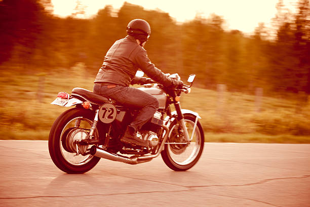 corsa da motociclista vintage - riding old old fashioned motion foto e immagini stock