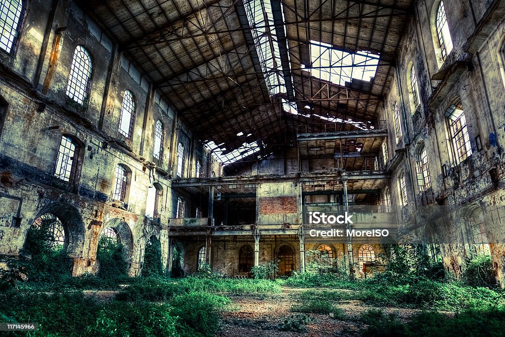 Opuszczony stare Ruiny fabryki miejski badanie - Zbiór zdjęć royalty-free (Opuszczony)