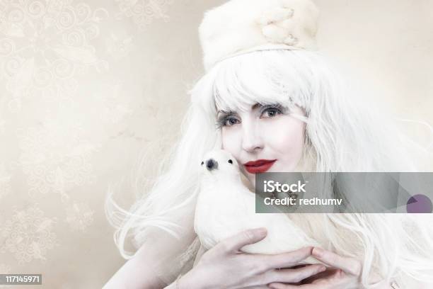 Nieve Queen Y White Dove Foto de stock y más banco de imágenes de Hielo - Hielo, Reina - Persona de la realeza, Adulto