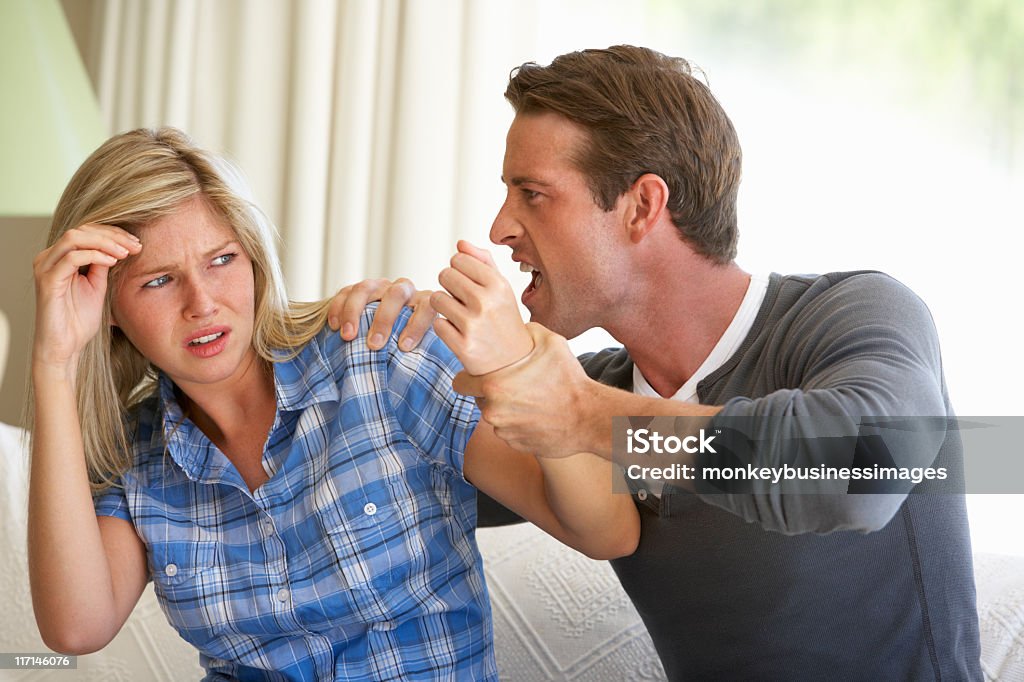 Un homme menace une femme pendant Argument à la maison - Photo de Adulte libre de droits