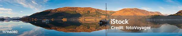 Barca A Vela Riflette Nelle Idilliache Tranquillo Loch Glencoe Highlands Della Scozia - Fotografie stock e altre immagini di Acqua