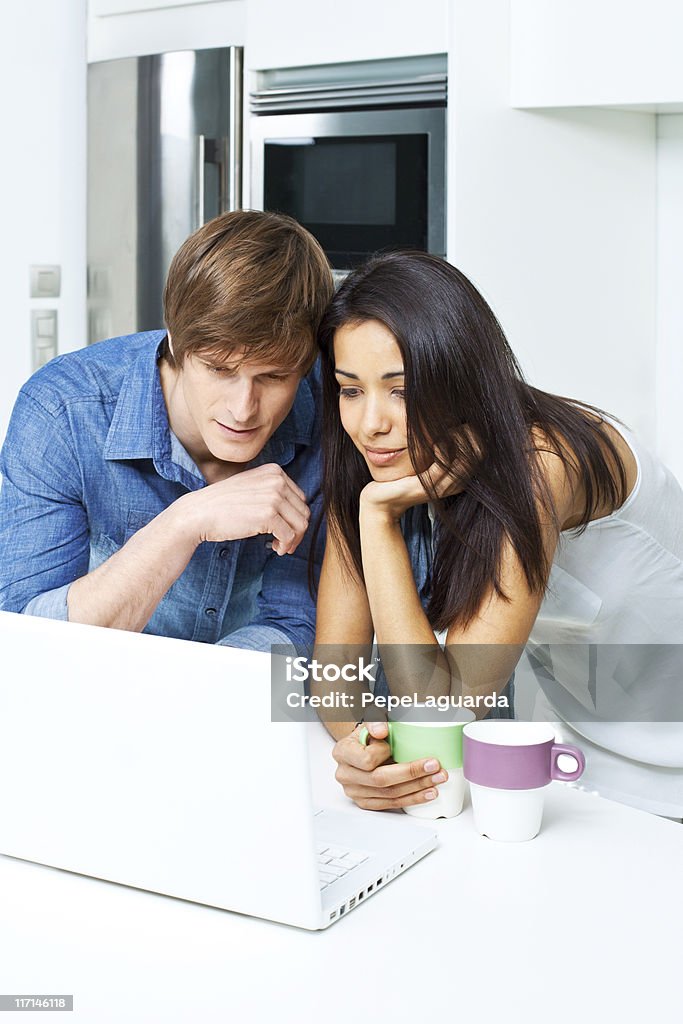 Paar mit laptop zu Hause. - Lizenzfrei 30-34 Jahre Stock-Foto