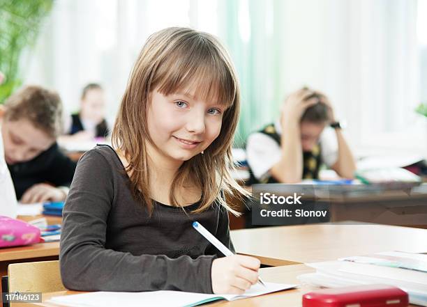 Schulkindnur Mädchen Stockfoto und mehr Bilder von Akademisches Lernen - Akademisches Lernen, Arbeitszimmer, Behaglich