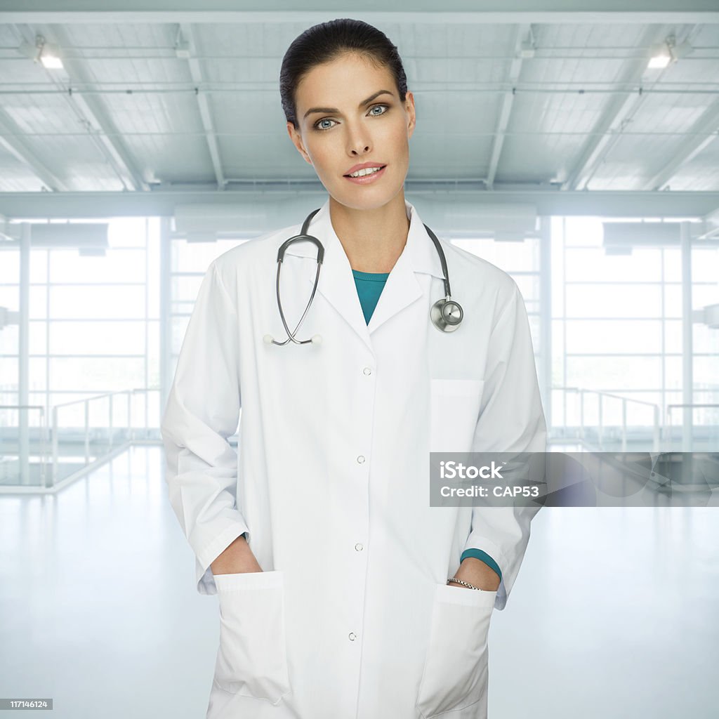 Médica em um Hospital - Foto de stock de Adulto royalty-free