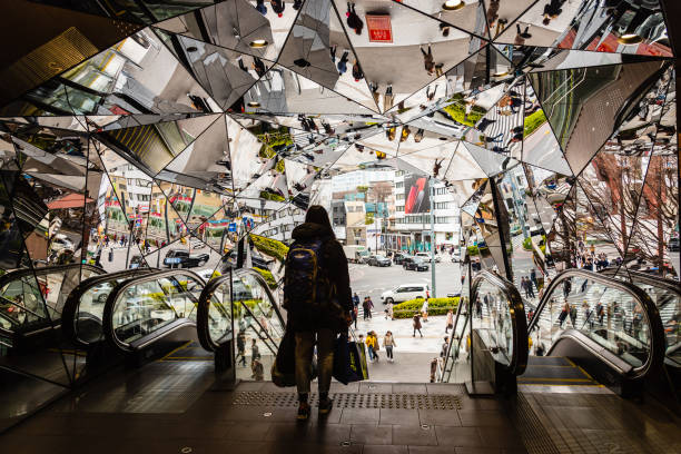 tokio, japonia. janaury 25, 2019 : słynne wejście lustrzane tokyu plaza z wewnątrz, tokyu plaza omotesando harajuku znajduje się w dzielnicy shibuya w tokio. - harajuku district zdjęcia i obrazy z banku zdjęć