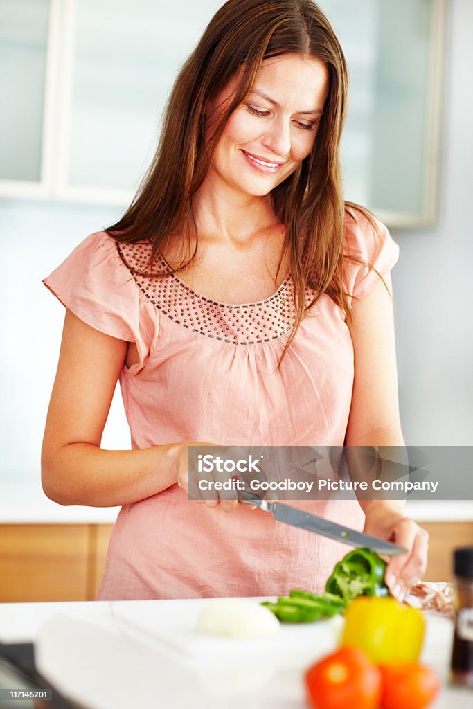 Feliz Jovem mulher preparar alimentos em uma cozinha - Royalty-free 20-29 Anos Foto de stock
