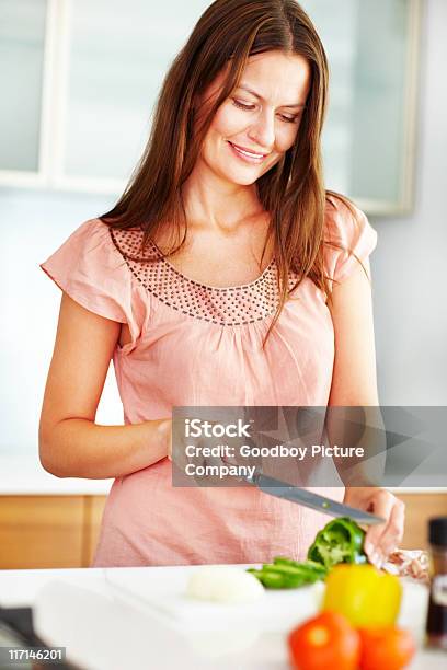 Feliz Jovem Mulher Preparar Alimentos Em Uma Cozinha - Fotografias de stock e mais imagens de 20-29 Anos