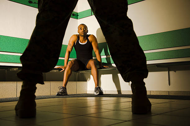 le premier jour de formation de boot camp d'entraînement de remise en forme - exercising motivation looking up african descent photos et images de collection