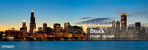 Vista Panorámica De La Ciudad De Chicago En El Crepúsculo Foto de stock y más banco de imágenes de Chicago - Illinois