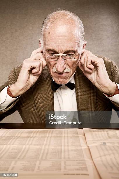 Hombre Viejo Leyendo Molesto En Ruido Vertical Foto de stock y más banco de imágenes de Manos tapando las orejas - Manos tapando las orejas, 80-89 años, Adulto