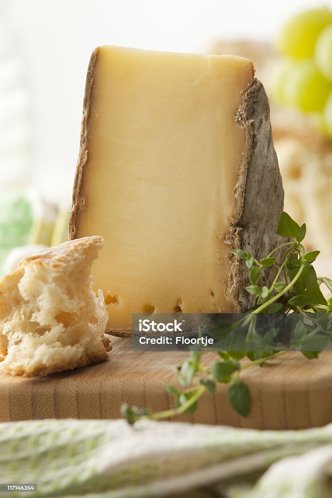 Сыр изображений: Tomme, хлеб и Тимьян - Стоковые фото Сыр роялти-фри