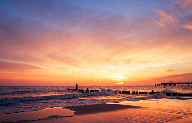 the sun rising at the beach in the morning - sunset bildbanksfoton och bilder