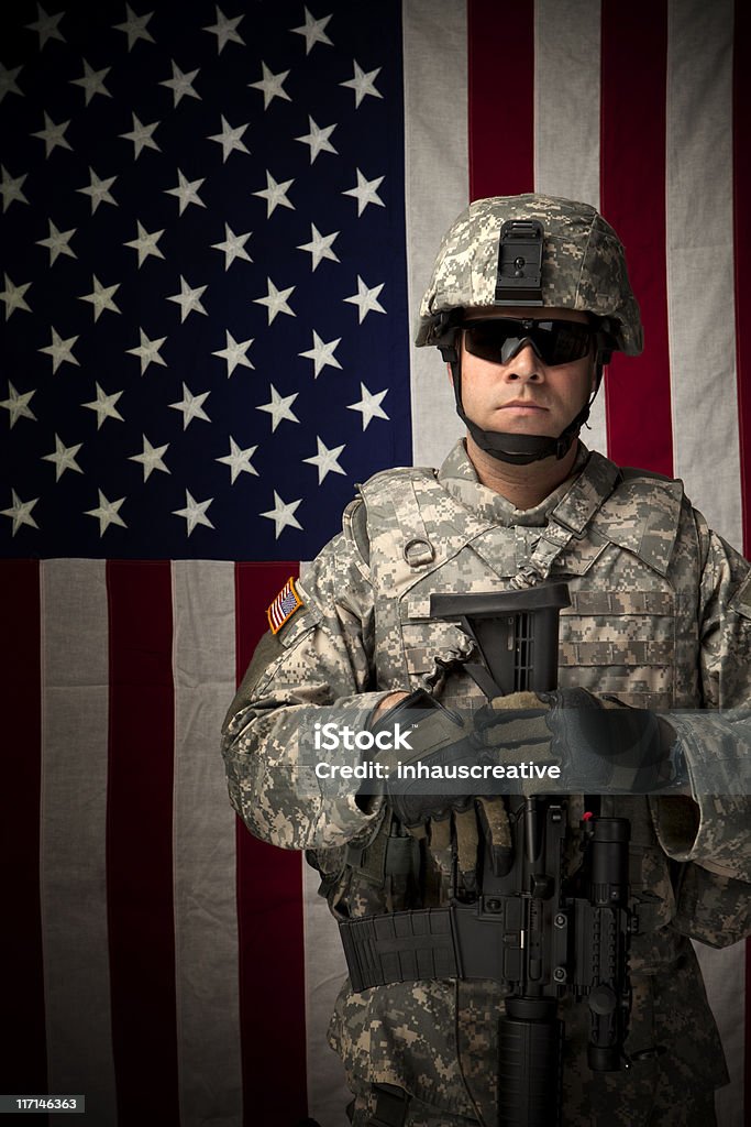 Soldado militar em frente da Bandeira dos Estados Unidos da América - Royalty-free Forças Armadas Especiais Foto de stock