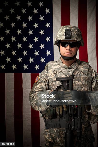 Soldado Militar Em Frente Da Bandeira Dos Estados Unidos Da América - Fotografias de stock e mais imagens de Forças Armadas Especiais