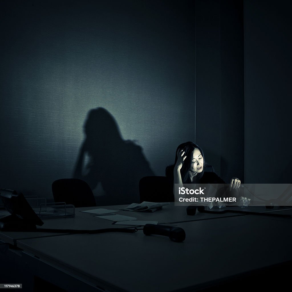 Gestresste Geschäftsfrau allein in Ihrem Büro - Lizenzfrei Frustration Stock-Foto