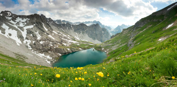 alpin 湖 gufelsee ・イン・チロル-オーストリア - lech valley ストックフォトと画像